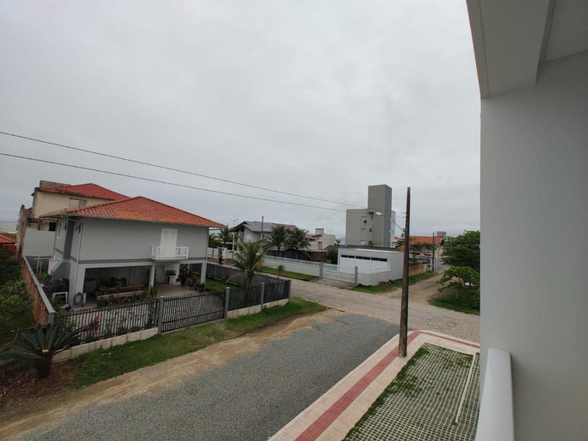 Pe Na Areia: Beachfront Retreat Near Airport Apartment Navegantes